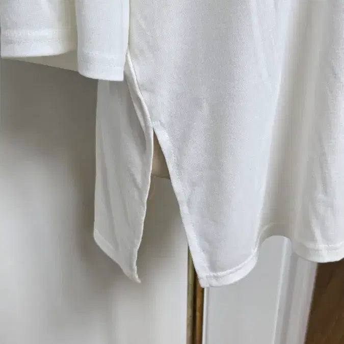[BUNJANG] Loose Fit V-Neck Side Slit Asymmetrical T-Shirt / 루즈핏 브이넥 양쪽 옆트임 앞뒤언발 반팔