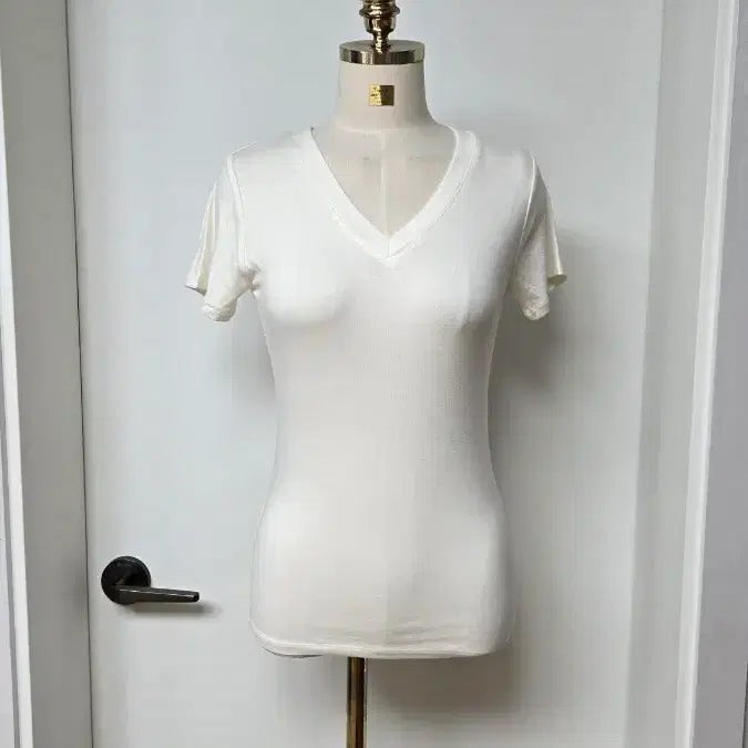 [BUNJANG] Ivory V-Neck Short Sleeve T-shirt / 아이보리 V넥 반팔 티셔츠