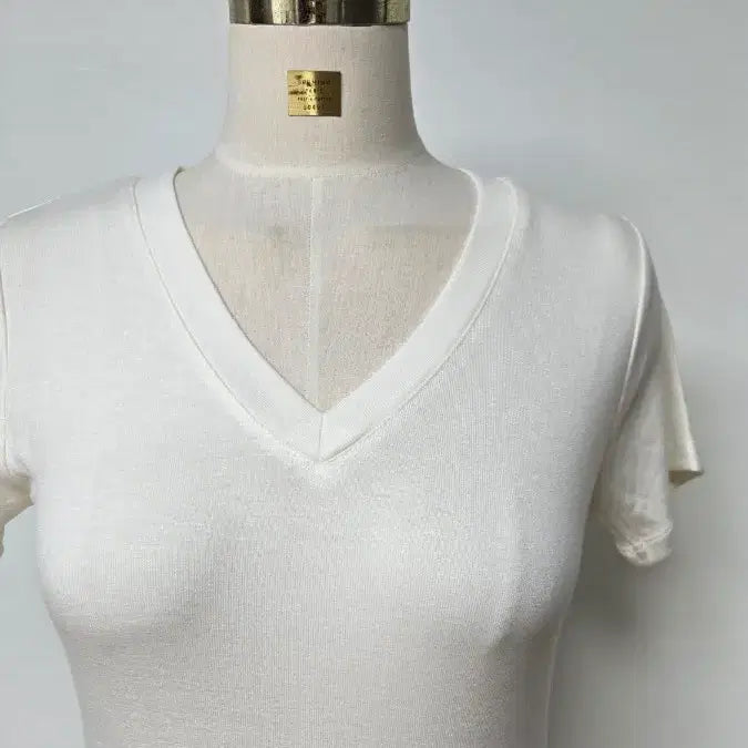 [BUNJANG] Ivory V-Neck Short Sleeve T-shirt / 아이보리 V넥 반팔 티셔츠