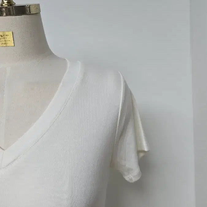 [BUNJANG] Ivory V-Neck Short Sleeve T-shirt / 아이보리 V넥 반팔 티셔츠