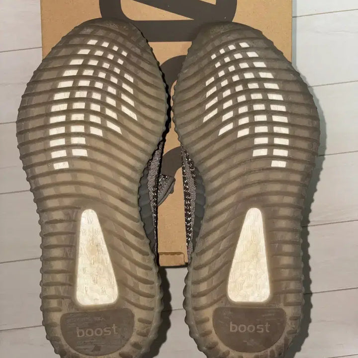 [SOLD OUT] 아디다스 이지 부스트 350 V2 벨루가 - 리플렉티브 275