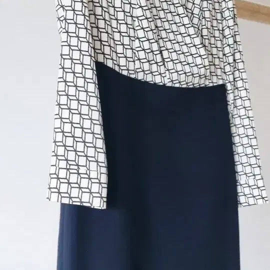 [BUNJANG] THE IZZAT Patterned Dress / THE IZZAT 브랜드의 세련된 패턴 원피스55 새옷수준