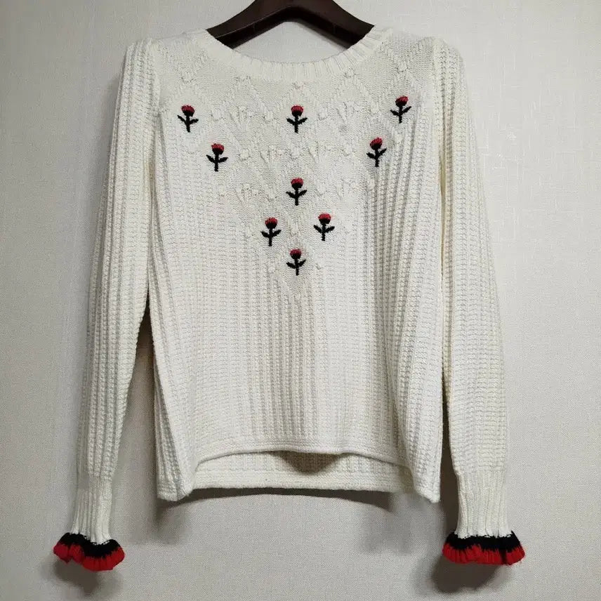 [BUNJANG] Embroidered Floral Knit Sweater / 꽃자수 니트