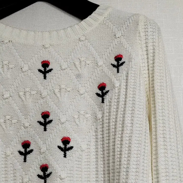 [BUNJANG] Embroidered Floral Knit Sweater / 꽃자수 니트