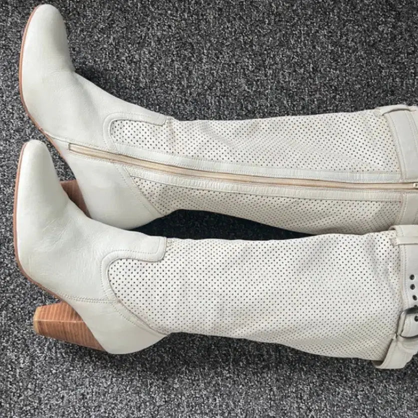 [SOLD OUT] 빈티지 버클 화이트 가죽 니하이 롱부츠 250