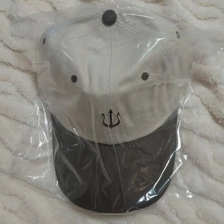 [BUNJANG] Verutum Trident Embroidered Cap / 베루툼 캡모자 삼지창 자수