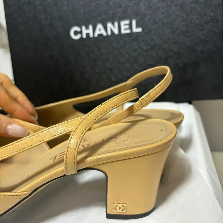 [BUNJANG] Chanel Classic Two-Tone Mid-Heel Slingback Shoes 37.5 / 샤넬 클래식 투톤 미들힐 슬링백 37.5(정품)