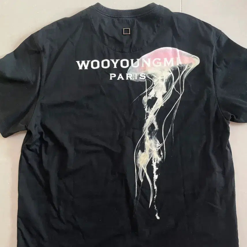 [SOLD OUT] 우영미 젤리피쉬 백로고 반팔티셔츠 24SS