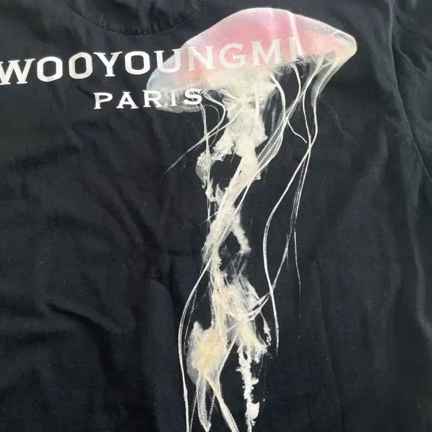 [SOLD OUT] 우영미 젤리피쉬 백로고 반팔티셔츠 24SS