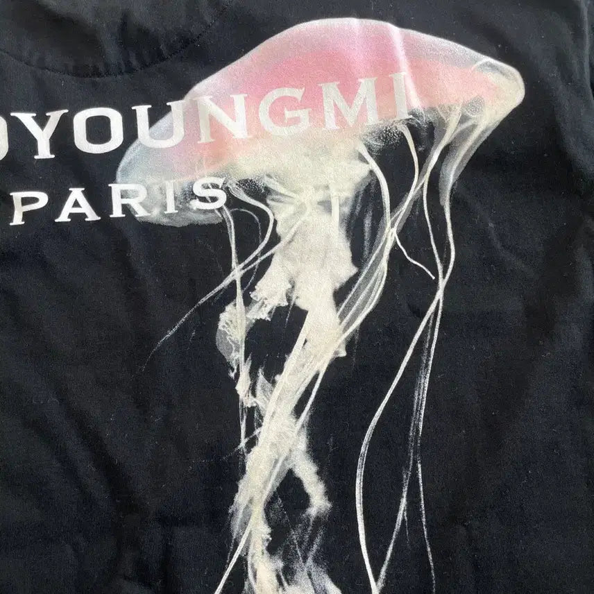 [SOLD OUT] 우영미 젤리피쉬 백로고 반팔티셔츠 24SS