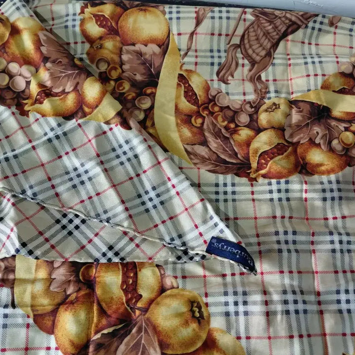 [BUNJANG] Burberry Fruit Print Check Scarf / 버버리스카프