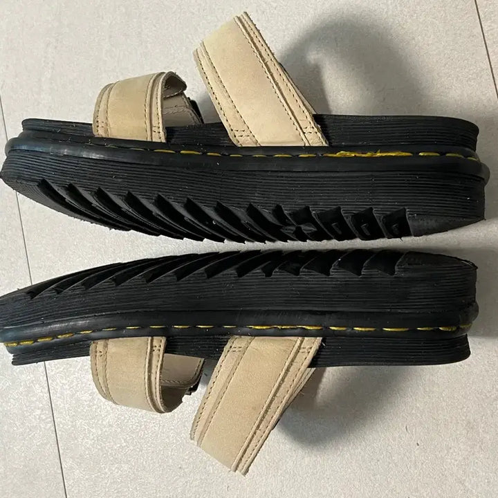 [SOLD OUT] 닥터마틴 마일즈 웜 샌드 베이지 240