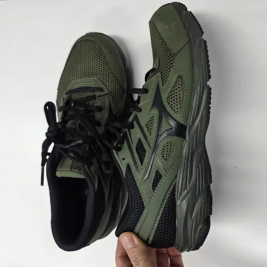 [BUNJANG] Mizuno Khaki Sneakers / 미즈노 운동화 카키색