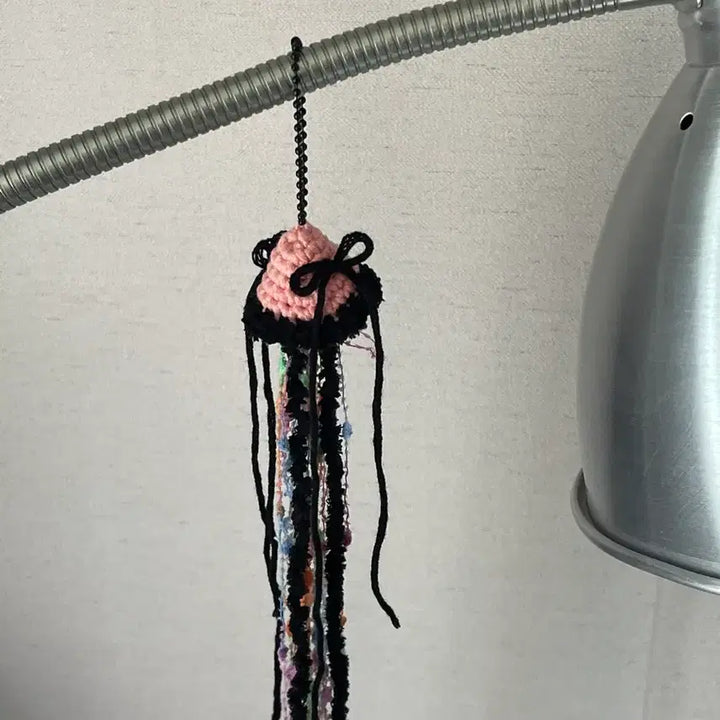 [BUNJANG] Peach Black Balletcore Crochet Jellyfish Keychain / 피치블랙 발레코어 뜨개 해파리 키링