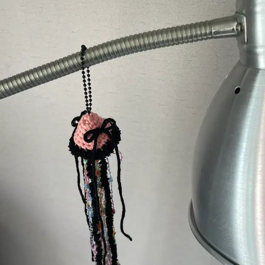 [BUNJANG] Peach Black Balletcore Crochet Jellyfish Keychain / 피치블랙 발레코어 뜨개 해파리 키링