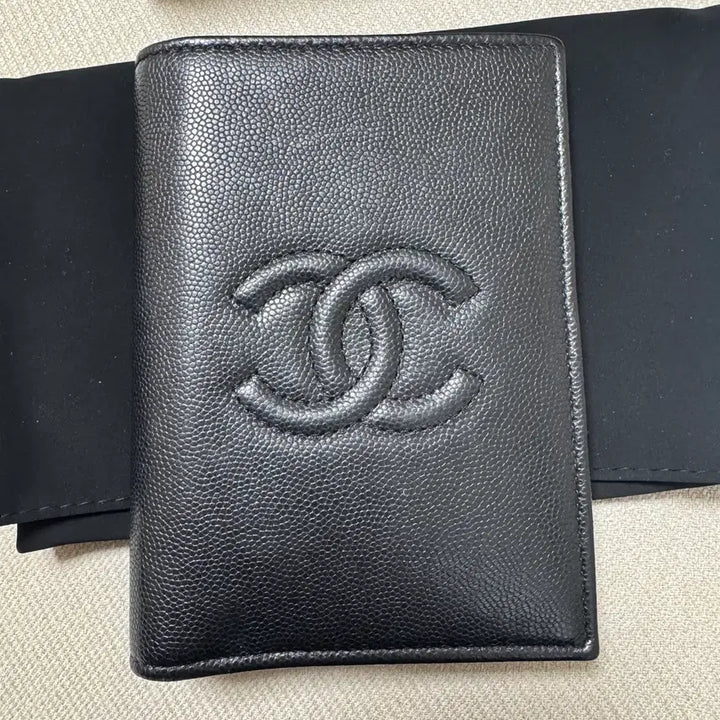 [SOLD OUT] 샤넬 클래식 캐비어 반지갑 여권지갑 내장칩