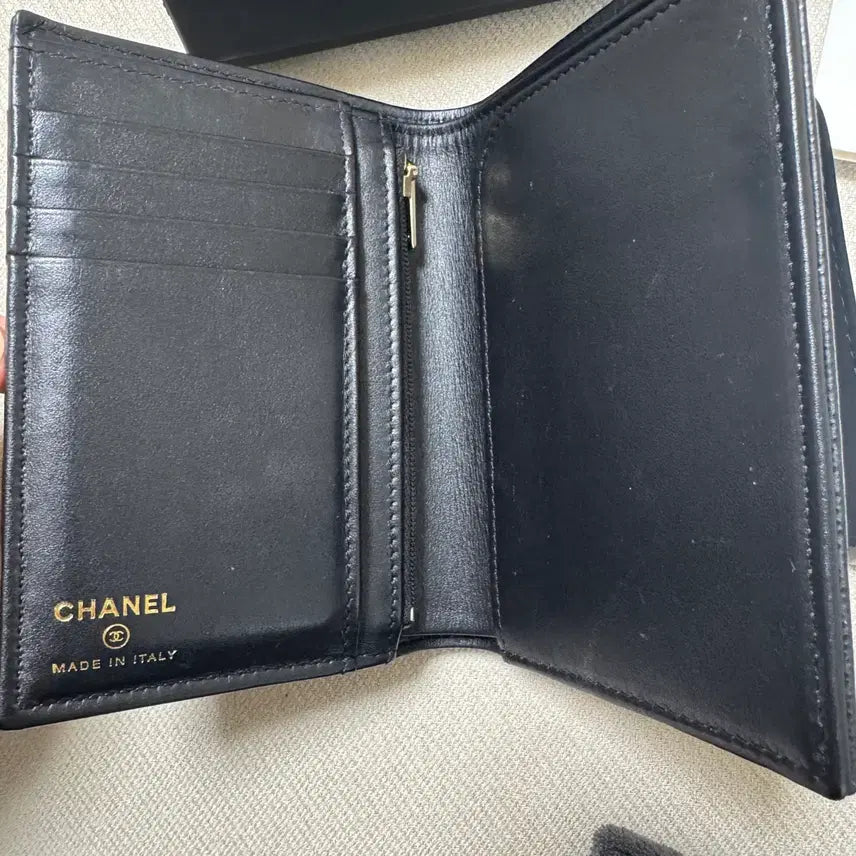 [SOLD OUT] 샤넬 클래식 캐비어 반지갑 여권지갑 내장칩