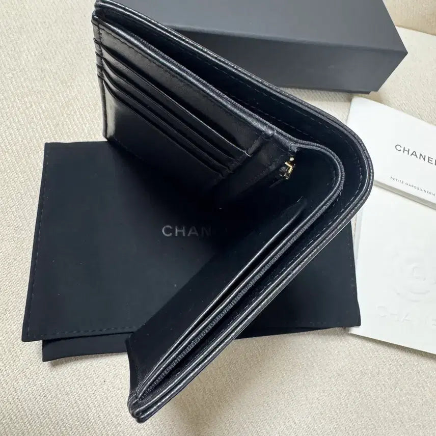 [SOLD OUT] 샤넬 클래식 캐비어 반지갑 여권지갑 내장칩