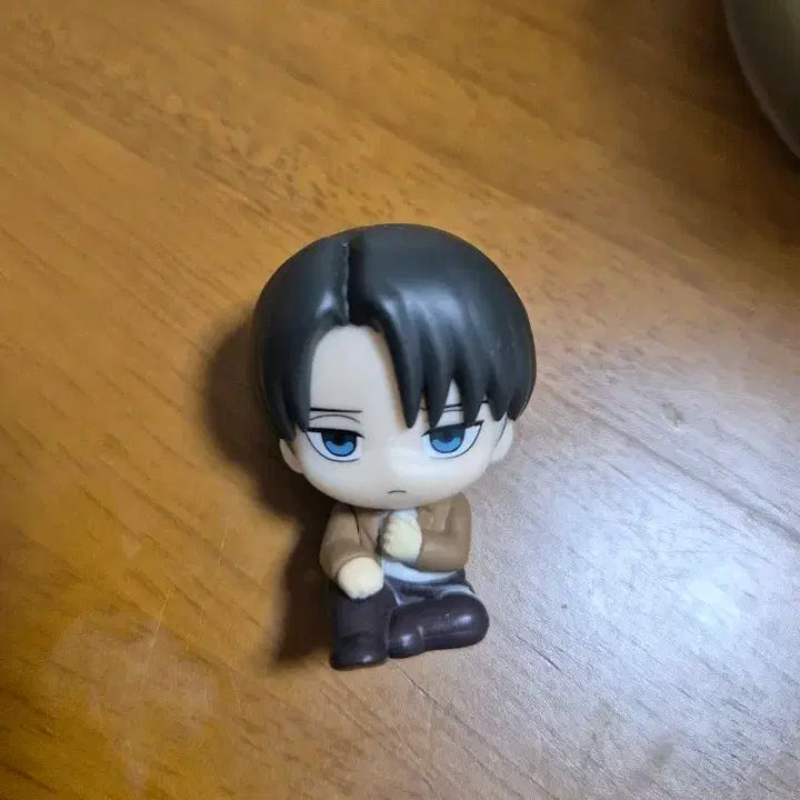 [BUNJANG] Attack on Titan Levi Machiboke Gacha Figure / 진격의 거인 리바이 마치보우케 진격거 마치보케 가챠