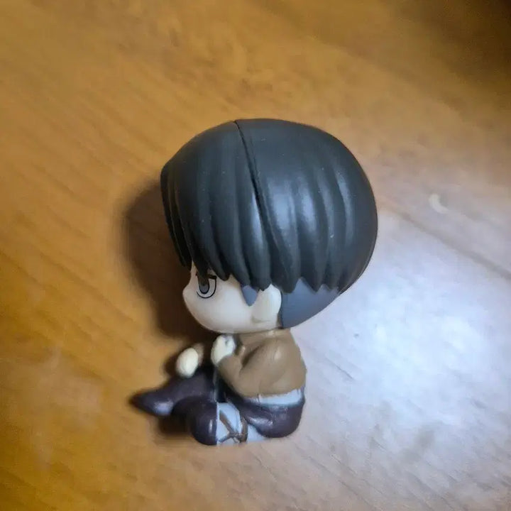 [BUNJANG] Attack on Titan Levi Machiboke Gacha Figure / 진격의 거인 리바이 마치보우케 진격거 마치보케 가챠