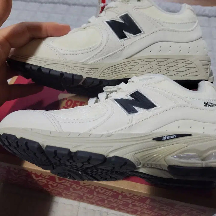 [BUNJANG] New Balance M2002RSW Ivory Sneakers / 뉴발란스 m2002rsw 225사이즈 새상품