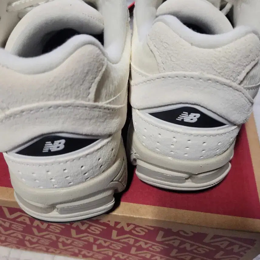 [BUNJANG] New Balance M2002RSW Ivory Sneakers / 뉴발란스 m2002rsw 225사이즈 새상품
