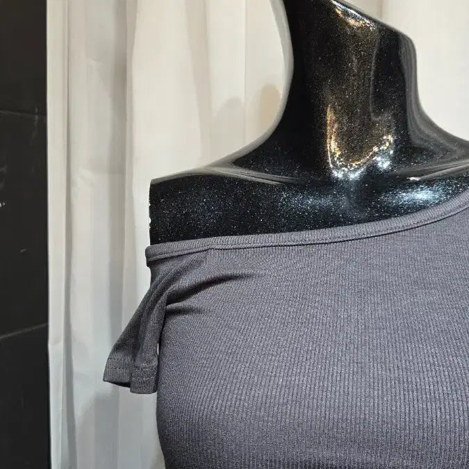 [BUNJANG] Charcoal Off-Shoulder Ribbed Short Sleeve Top / 차콜 한쪽 오프숄드 골지 쇼트 반팔