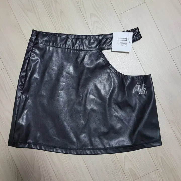 [BUNJANG] TRUE Black Unique Mini Skirt / TRUE 미사용품 독특한 미니 스커트