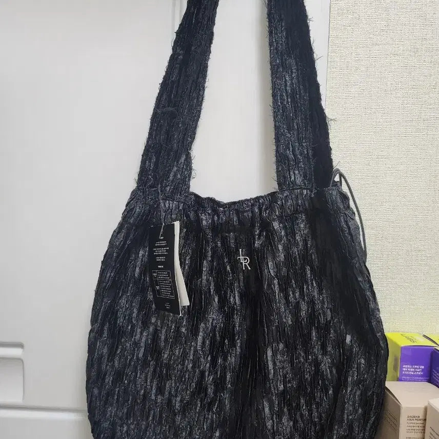 [BUNJANG] Leatherly Shimmer Pleats Shoulder Bag [Black] / 레더리 쉬머드 플리츠 숄더백 [BLACK]