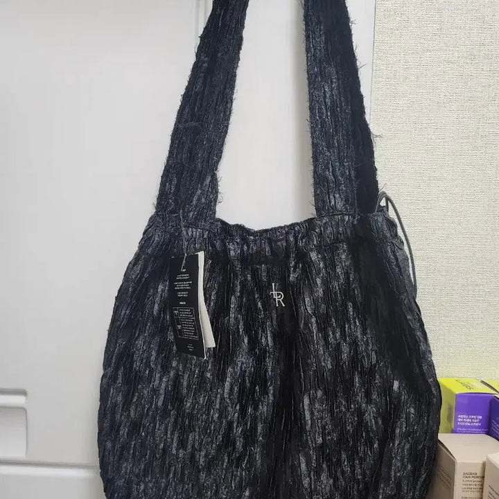 [BUNJANG] Leatherly Shimmer Pleats Shoulder Bag [Black] / 레더리 쉬머드 플리츠 숄더백 [BLACK]