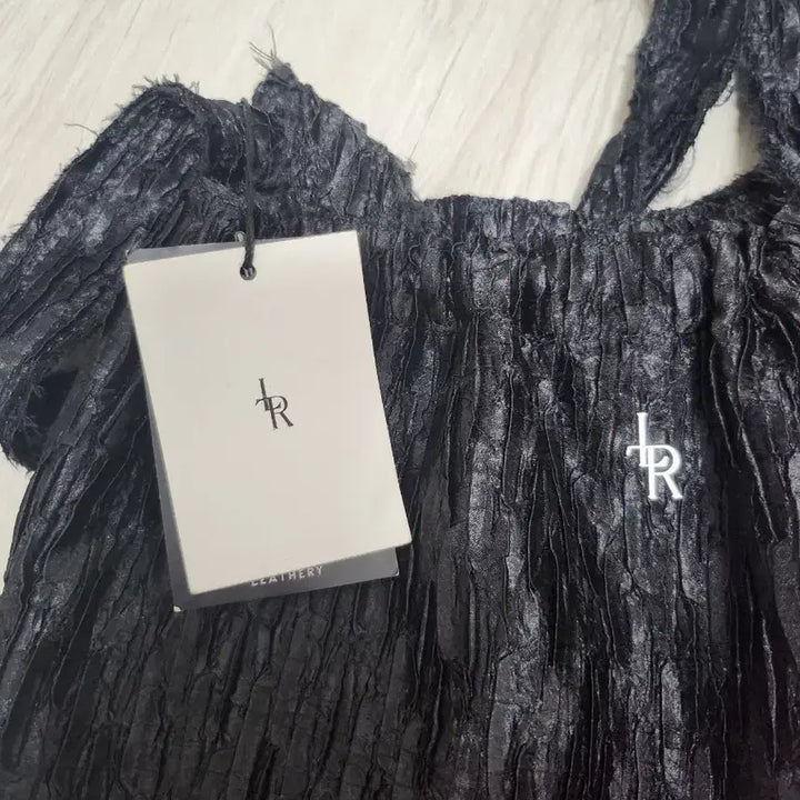 [BUNJANG] Leatherly Shimmer Pleats Shoulder Bag [Black] / 레더리 쉬머드 플리츠 숄더백 [BLACK]