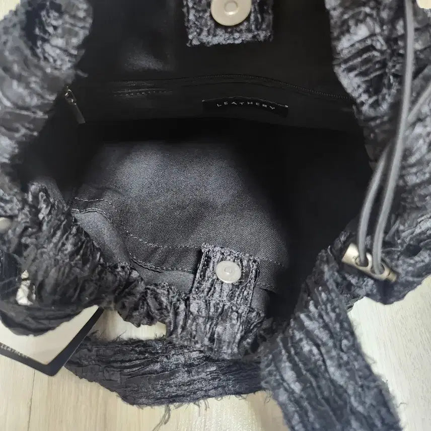 [BUNJANG] Leatherly Shimmer Pleats Shoulder Bag [Black] / 레더리 쉬머드 플리츠 숄더백 [BLACK]