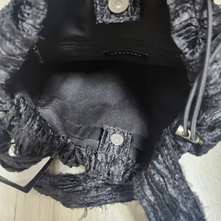 [BUNJANG] Leatherly Shimmer Pleats Shoulder Bag [Black] / 레더리 쉬머드 플리츠 숄더백 [BLACK]