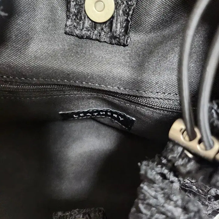 [BUNJANG] Leatherly Shimmer Pleats Shoulder Bag [Black] / 레더리 쉬머드 플리츠 숄더백 [BLACK]