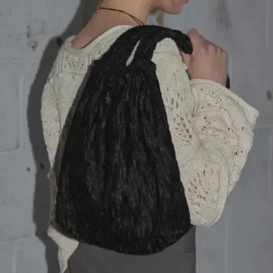 [BUNJANG] Leatherly Shimmer Pleats Shoulder Bag [Black] / 레더리 쉬머드 플리츠 숄더백 [BLACK]