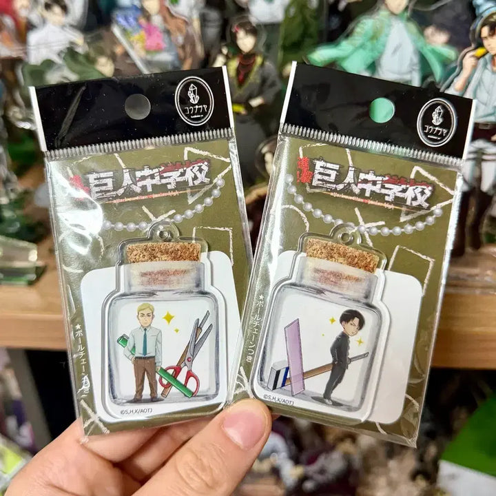 [BUNJANG] Attack on Titan Junior High Levi &amp; Erwin Acrylic Keychain / 진격의 거인 거인중 거인중학교 리바이 엘빈 거중리 아크릴 키링 판매