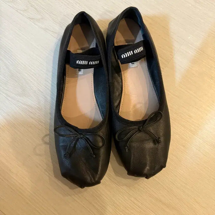 [SOLD OUT] 미우미우발레리나 (가죽)