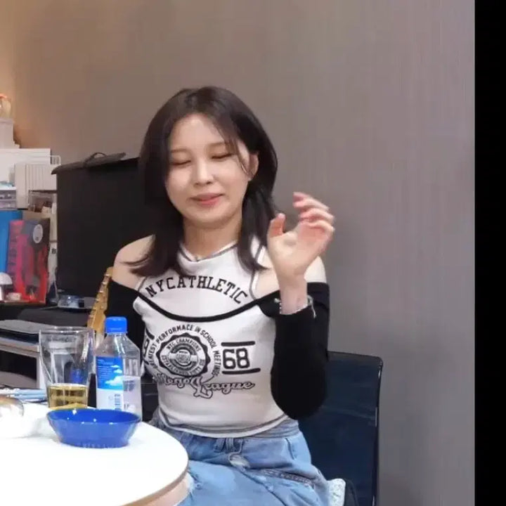 [BUNJANG] Generic Off-Shoulder Crop Top / 권진아 티셔츠 나그랑 오프숄더 크롭 티셔츠