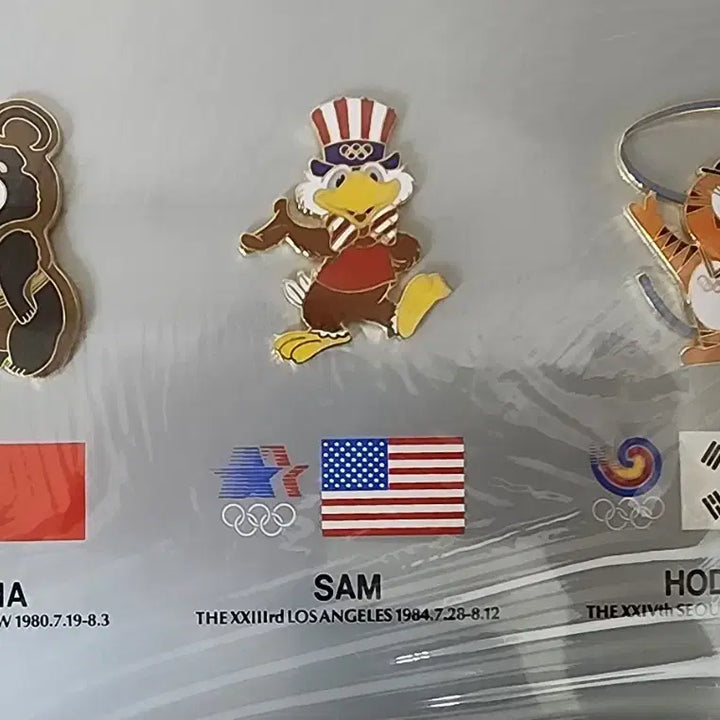 [BUNJANG] 1988 Seoul Olympics Commemorative Badge Frame: Past Olympic Mascots Collection / 88올림픽 개최 기념 역대 올림픽 마스코트 공식 기념 배지 액자