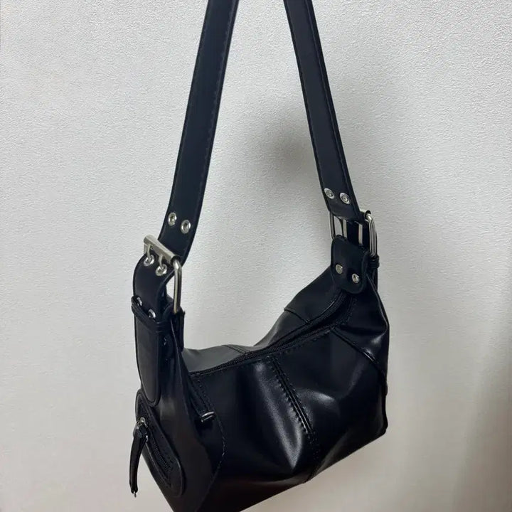 [BUNJANG] Velvet House Punching Shoulder Bag / 벨벳하우스 펀칭 숄더백
