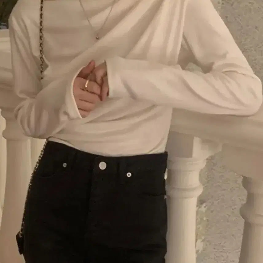 [BUNJANG] French Of Rose Ivory Off-Shoulder Draped Shirred Winter Top / 프렌치오브 로제 오프숄더 드레이프 셔링 하객 겨울 티셔츠 (아이보리)