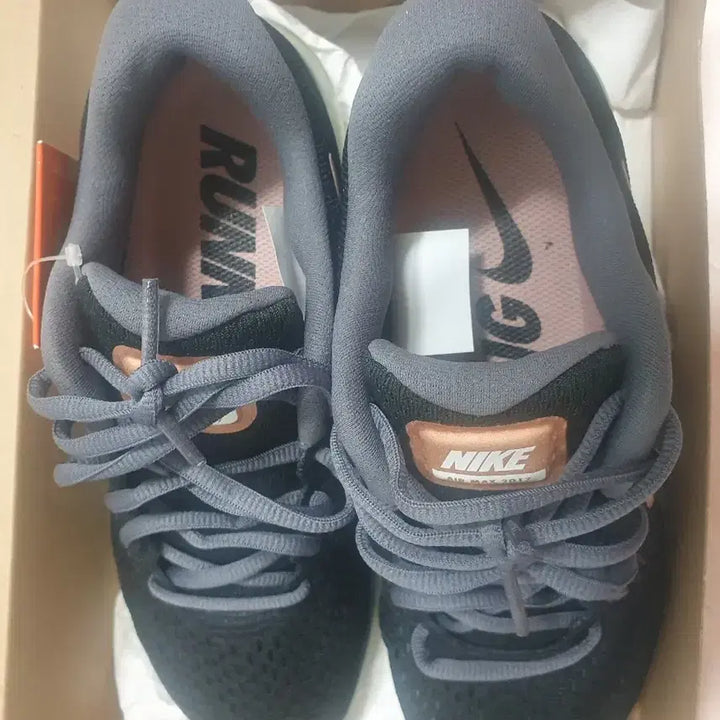 [BUNJANG] Nike Sneakers 235 / 나이키 운동화 235