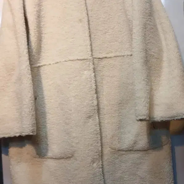 [SOLD OUT] 아이보리 뽀글이 롱 코트