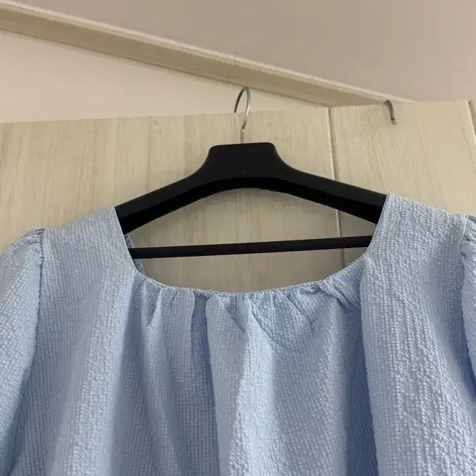 [BUNJANG] Sky Blue Puff Sleeve Blouse / 하늘색 퍼프 블라우스 반팔