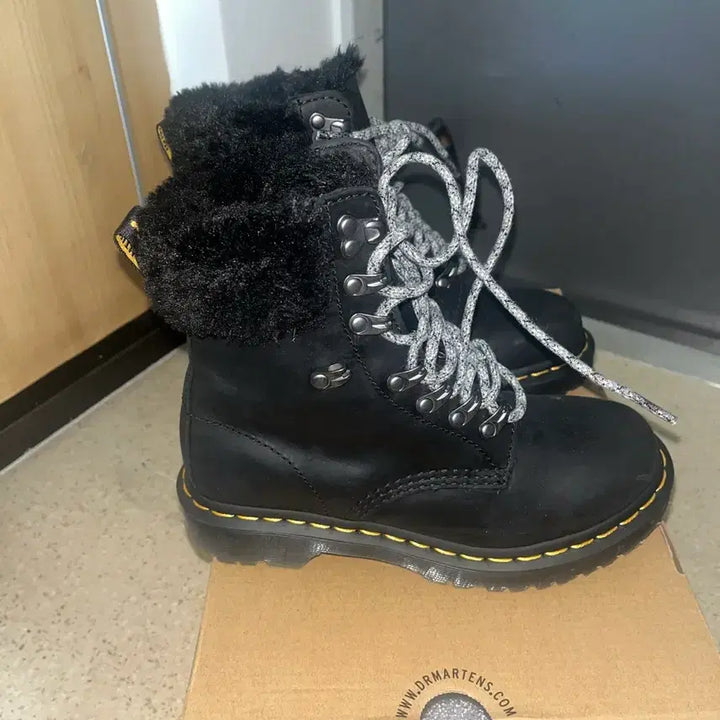 [BUNJANG] Dr. Martens 1460 Serena Color Fur Boots / 닥터마틴 1460 세레나 칼라 퍼 부츠 워커 검정 블랙 220