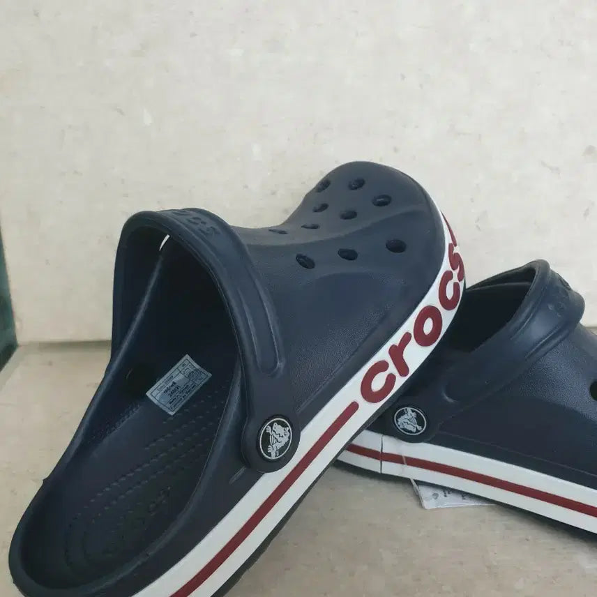 [SOLD OUT] 크록스 네이비/화이트 밴드 슬리퍼