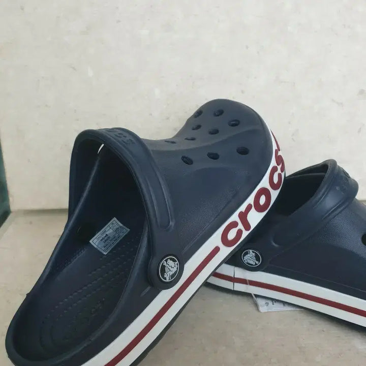 [SOLD OUT] 크록스 네이비/화이트 밴드 슬리퍼