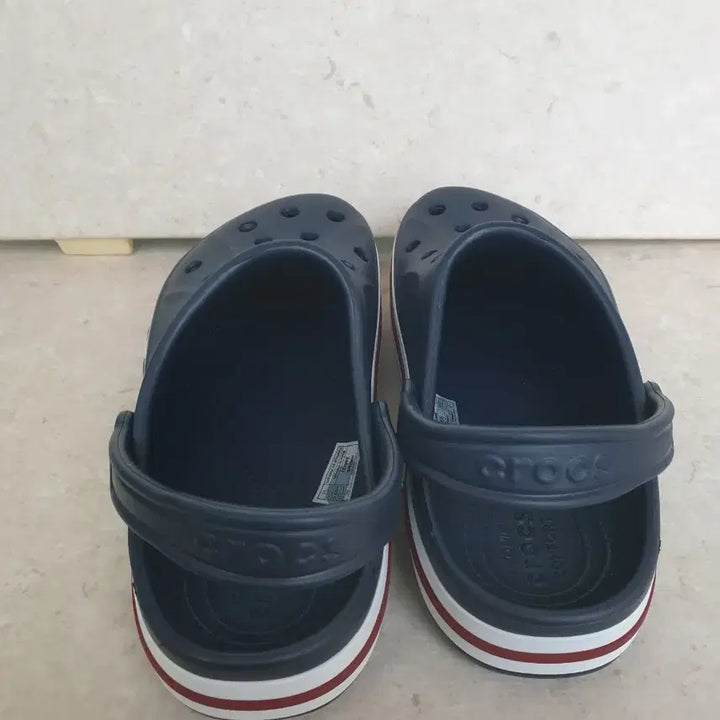 [SOLD OUT] 크록스 네이비/화이트 밴드 슬리퍼
