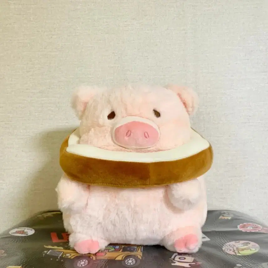 [BUNJANG] Pig Plush Toy (25cm) / 새상품) 식빵이 목에 낀 돼지 중형 인형 25cm