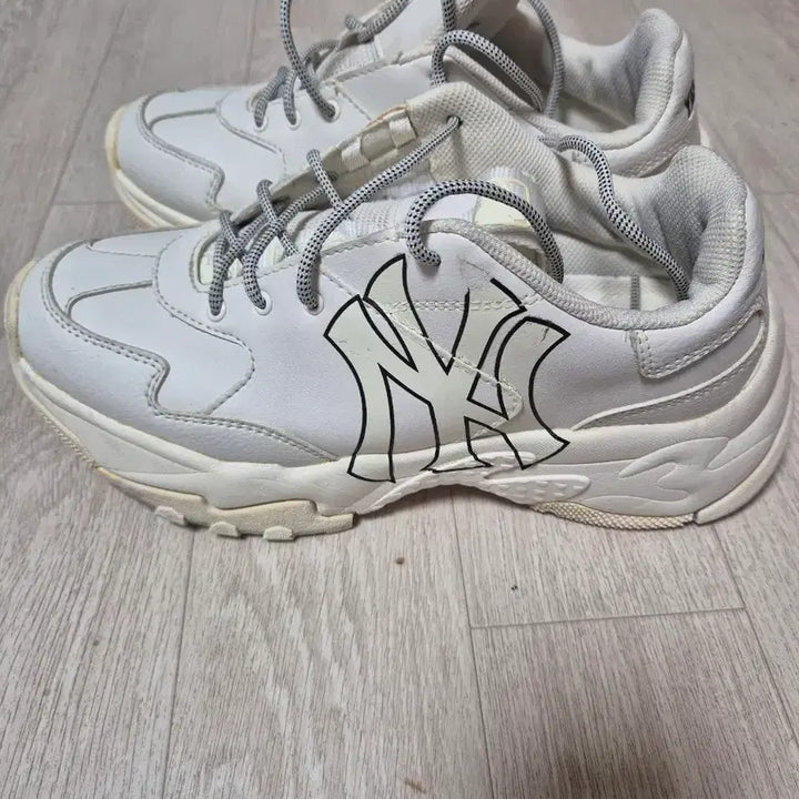 [BUNJANG] MLB Big Ball Chunky New York Yankees Sneakers (Size 265) / mlb 빅볼청키 양키스 265